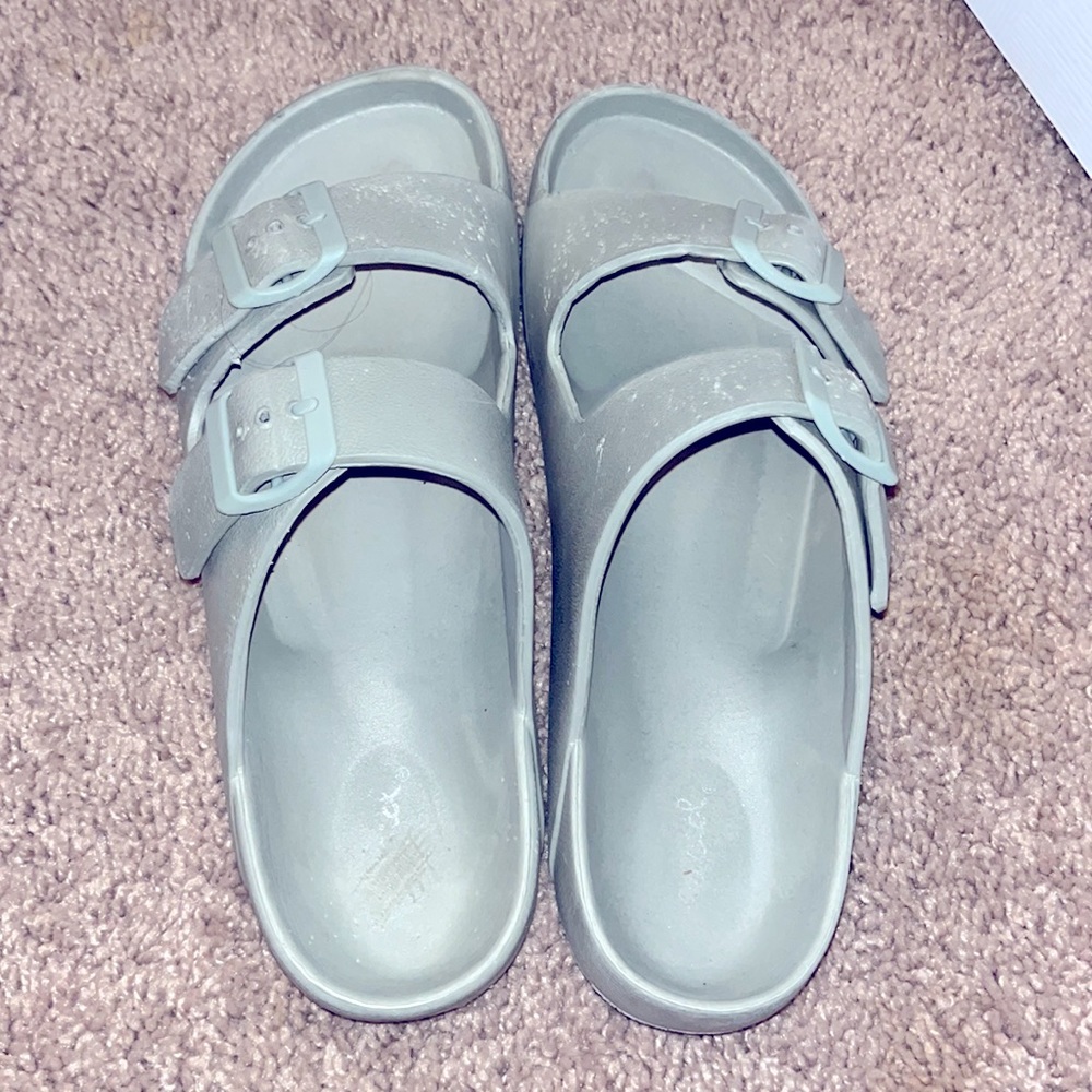 Dog chewed on! Still have good tread. Would be good for house shoes